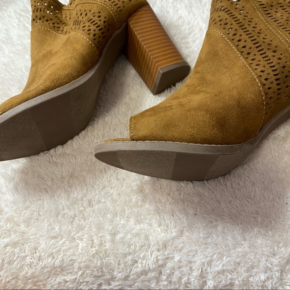 Open Toe Booties 🤎 - Picture 2 of 3